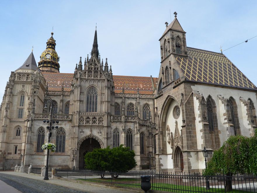La Capilla de San Miguel acompaña a la mole gótica de la Catedral de Kosice.