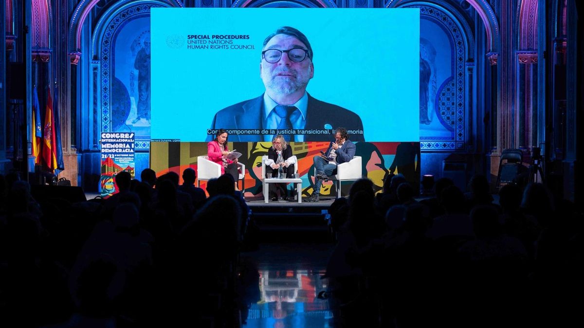 El Relator Especial sobre la verdad, la justicia y la reparación de Naciones Unidas, Bernar Duhaime, interviene por videoconferencia en el congreso de memoria democrática de la Diputación de Valencia.