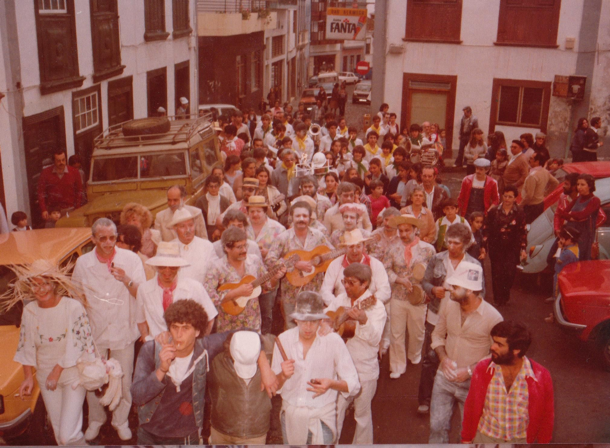 Función de empolvados y el cortejo de Indianos.