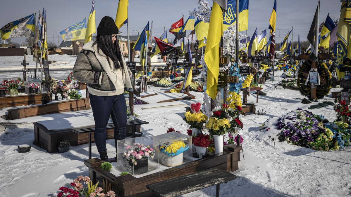 Victoria Goborova junto a la tumba de su marido en un cementerio de Járkov (Ucrania). 