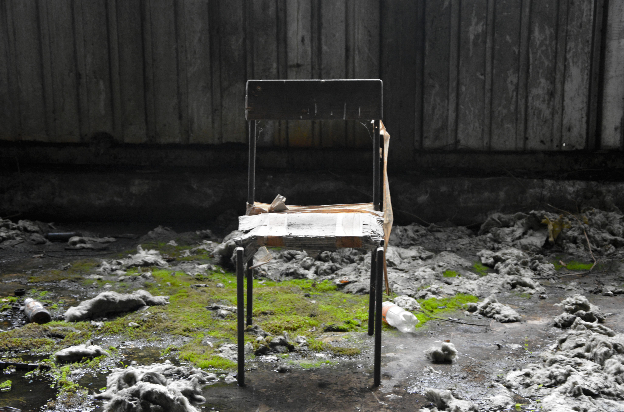 Una silla permanece erguida en medio de tanta destrucción