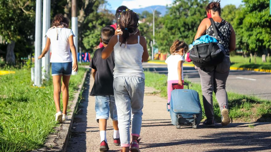 Un grupo de venezolanos camina por una calle con maletas y bolsos, el 7 de octubre de 2020, en San Cristóbal, estado Táchira (Venezuela). EFE/Johnny Parra