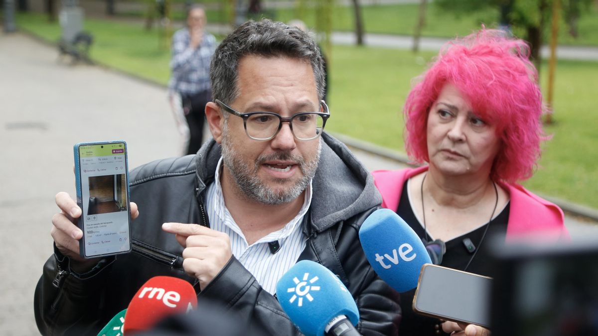 El candidato de Adelante Andalucía a la Presidencia de la Junta, José Ignacio García, muestra los precios de viviendas en alquiler en Córdoba, ante la número uno de la formación en esta provincia, Mariví Serrano.