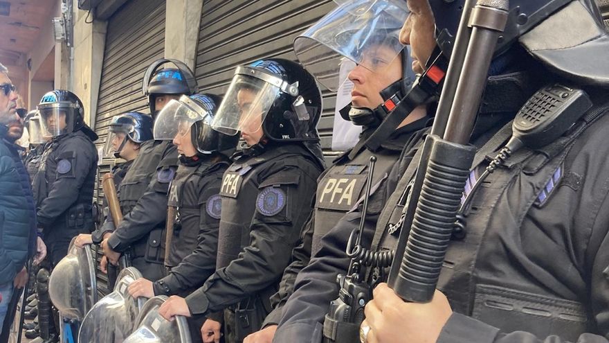 Madres de Plaza de Mayo denunció que la Policía reprimió y cerró su universidad por orden de Milei