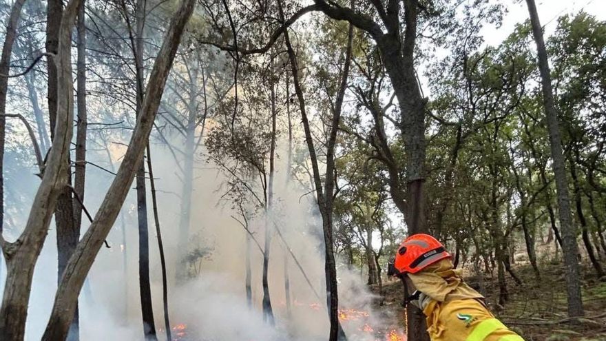Dos mochilas de agua, herramientas manuales y mucha valentía: el retén que combate el incendio del norte de Cáceres sin camión