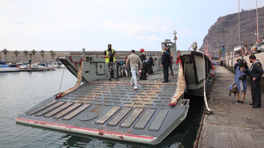 Agricultores y medios de comunicación suben a una lancha de la Armada en Tazacorte.