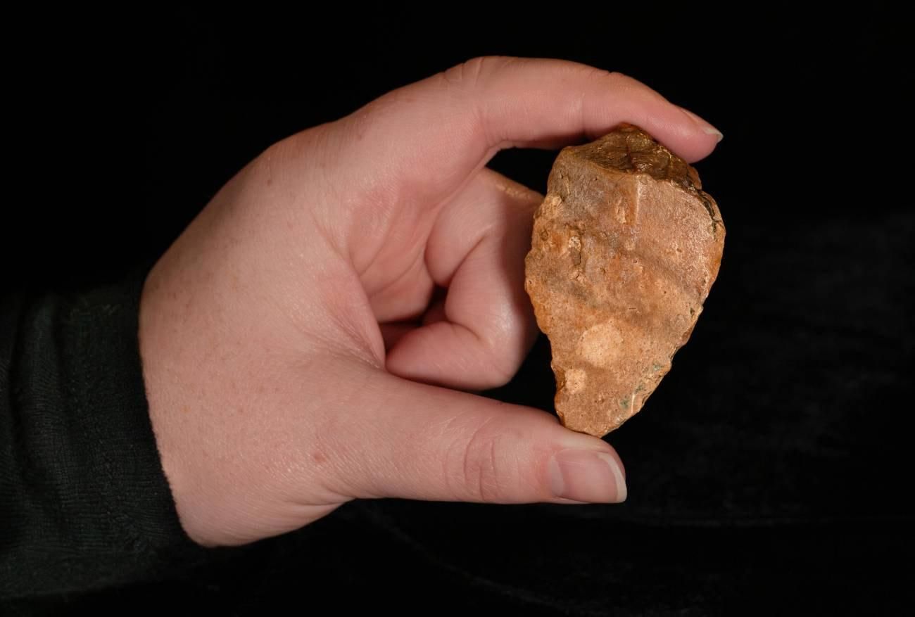 Herramienta de piedra excavada en Calio, Sulawesi, datada en más de un millón de años.