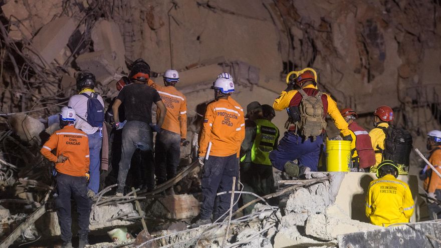 Integrantes de equipos de rescate trabajan este jueves, en un edifico afectado por un terremoto en la zona de Altamira en Caracas (Venezuela).