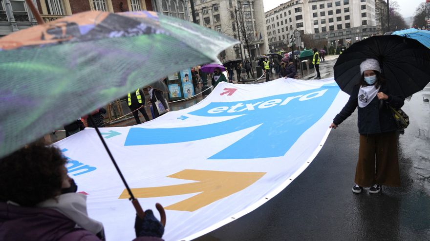 Varias personas sujetan una pancarta de la Asociación de familiares de presos de ETA, `Etxerat´ durante la manifestación `Bidea gara´ y acto principal de las 238 movilizaciones organizadas por Sare en la Comunidad Autónoma Vasca y Navarra para reivindicar "el fin de la vulneración de derechos" de los presos de ETA y "el inicio de su regreso a Euskal Herria".