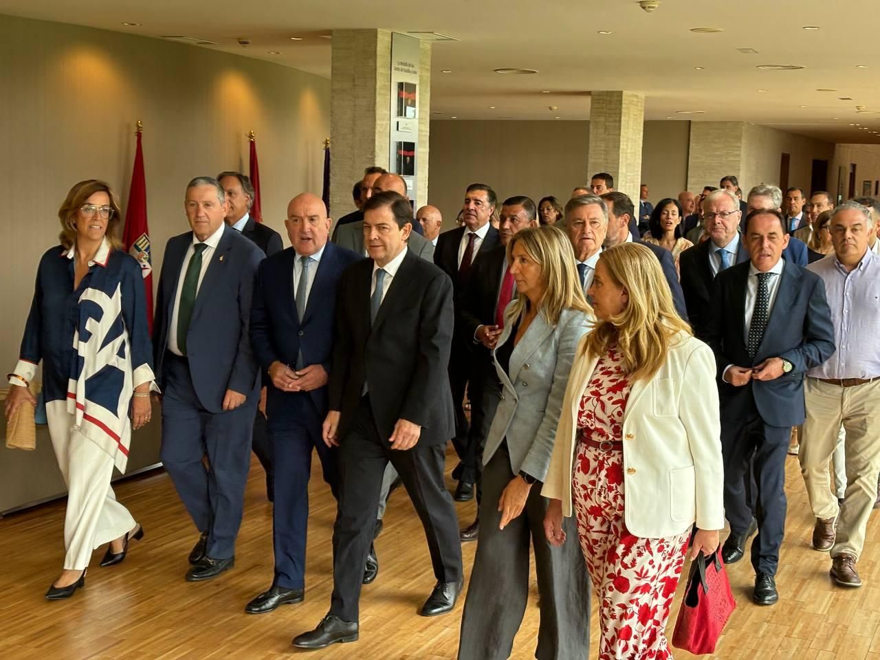 Alfonso Fernández Mañueco con la plana mayor del PP de Castilla y León entrando al hemiciclo de las Cortes autonómicas