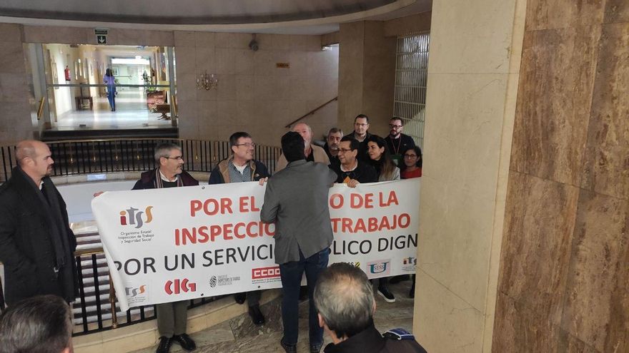 El secretario de Estado, Joaquín Pérez Rey, habla con los sindicatos de inspectores de trabajo que van a la huelga este 21 de diciembre.