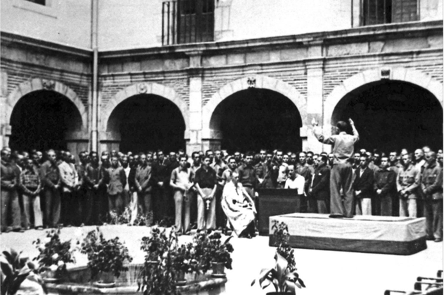 Una imagen de la sumisión del pueblo español en San Marcos de León cuando era campo de concentración franquista.