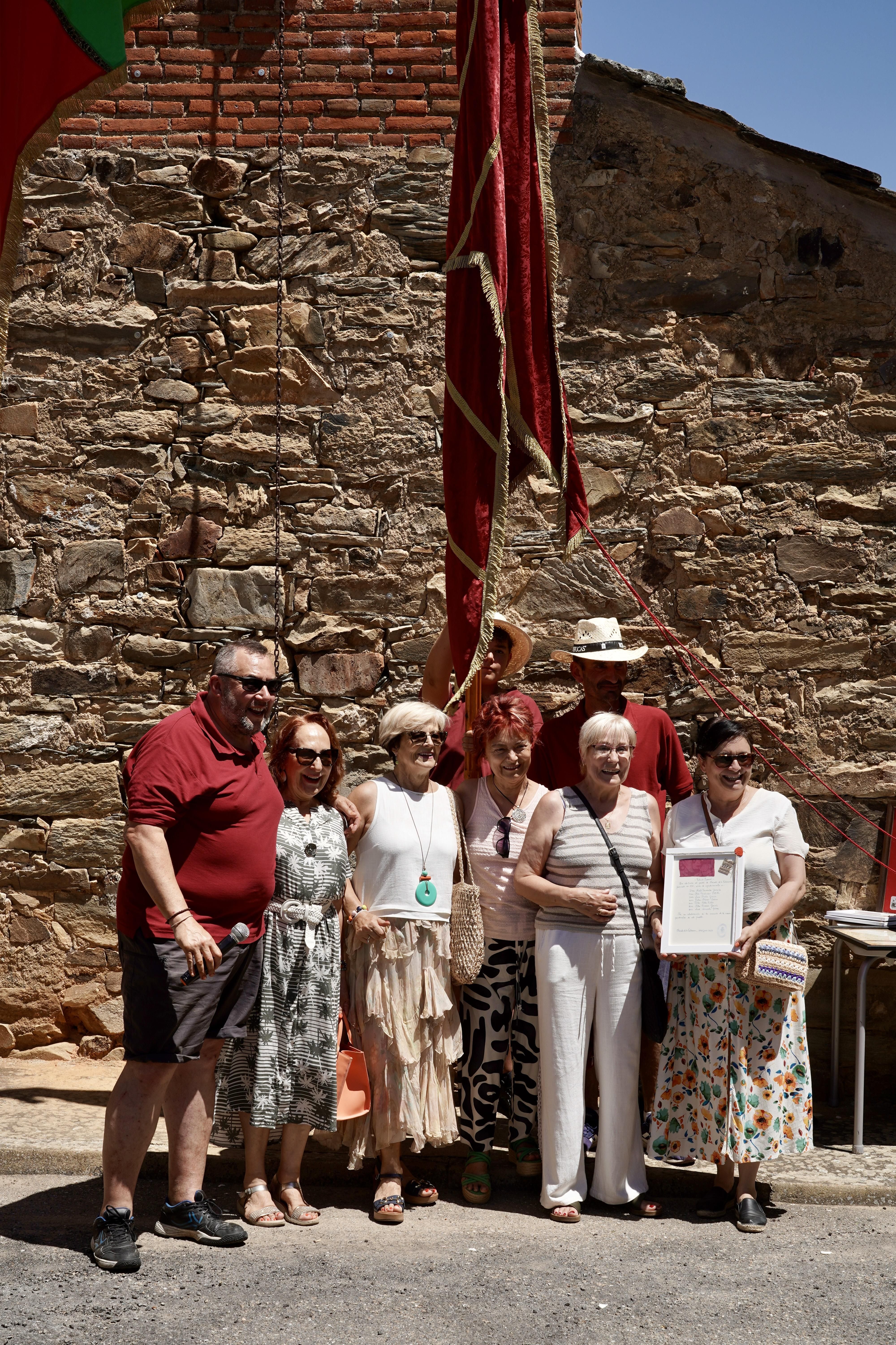 Orgullo de pendones en Oteruelo de la Valduerna para airear la seña de identidad leonesa