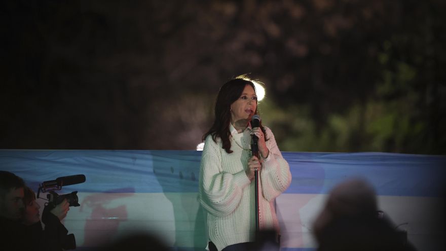 Disturbios entre manifestantes y policía frente vivienda de Cristina Kirchner