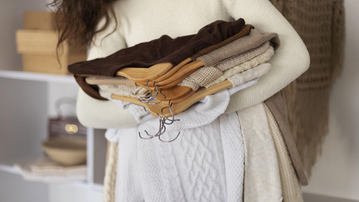 Sin planchar pero bien limpia: cinco trucos prácticos para almacenar tu ropa con el cambio de armario de primavera