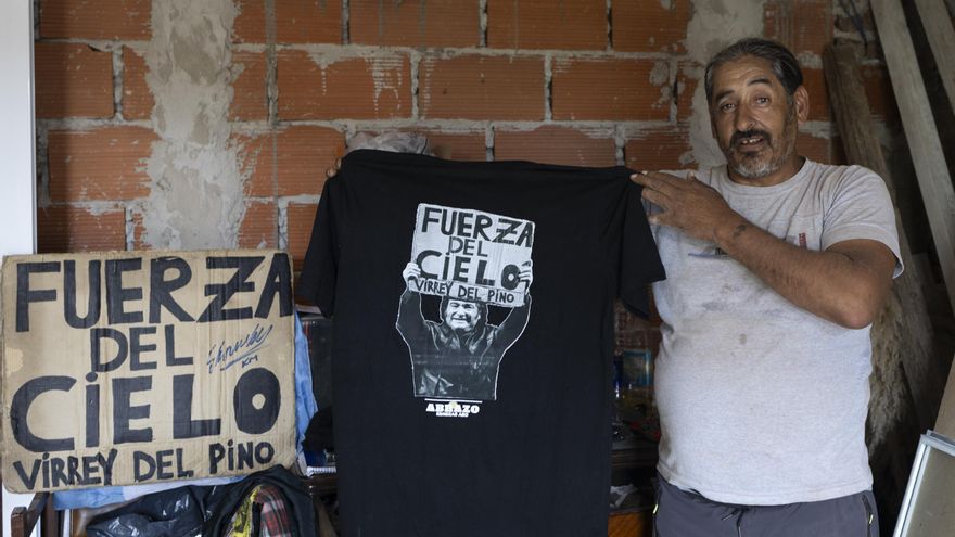 La historia detrás del cartel de cartón que fascina a los libertarios: "Es un escudo para proteger a Milei"