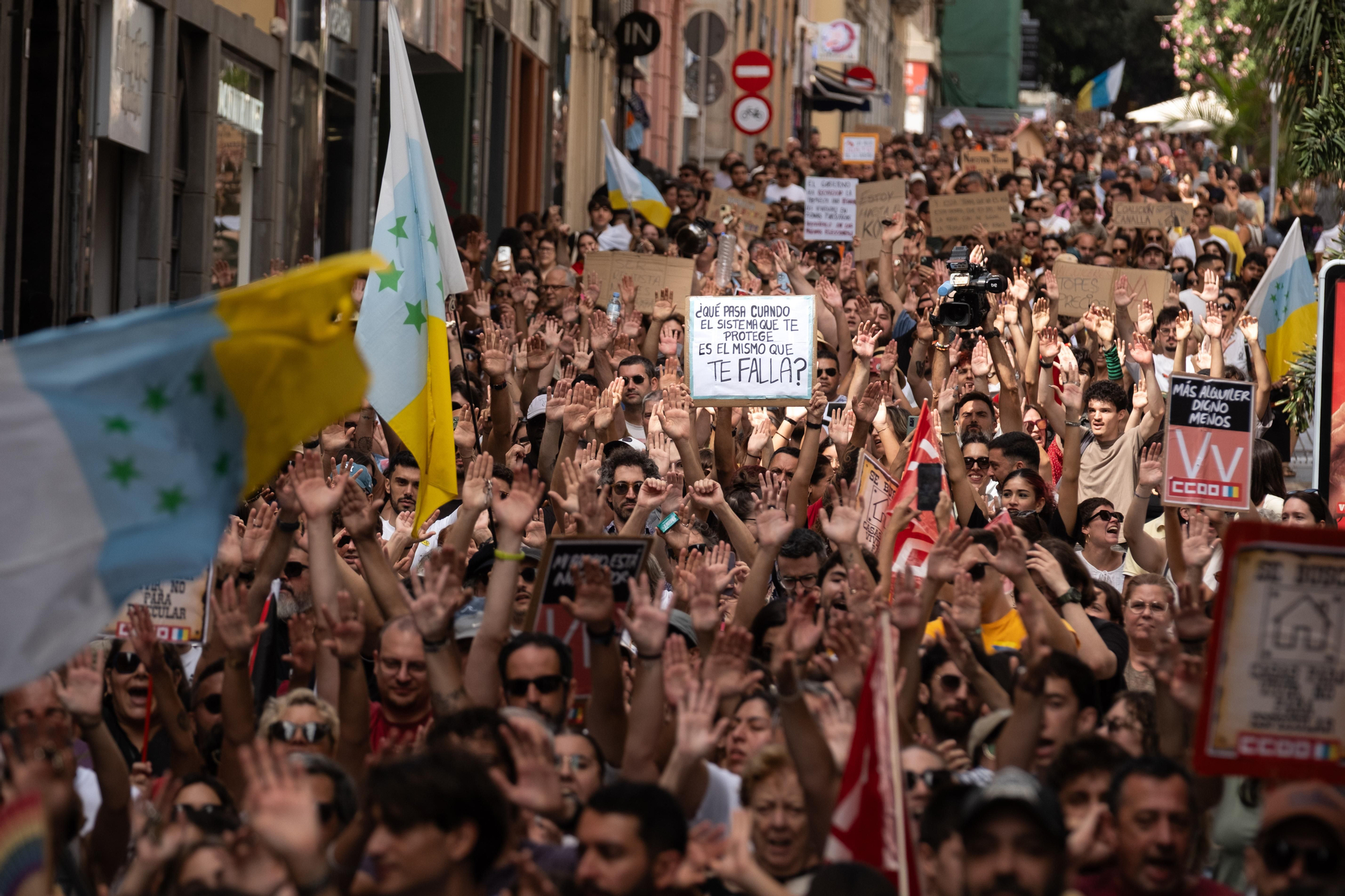 Miles de canarios han salido a la calle este sábado en Santa Cruz de Tenerife, para alzar la voz contra la especulación