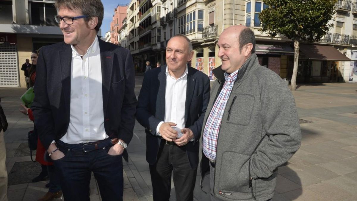 Ramiro González y Andoni Ortuzar, en un acto del PNV con el también diputado foral y exalcalde de Vitoria Gorka Urtaran