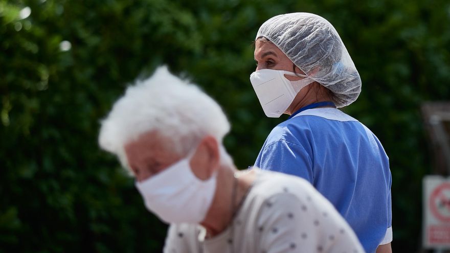 La COVID-19 se dispara también en las residencias de Navarra, que suman 320 contagios y 224 profesionales de baja