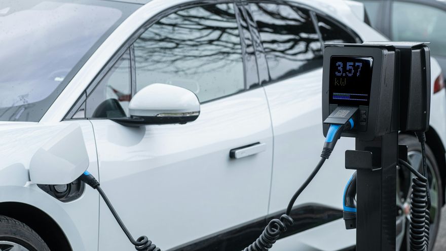 En qué consiste la prórroga de la deducción del IRPF para comprar un coche eléctrico en 2026