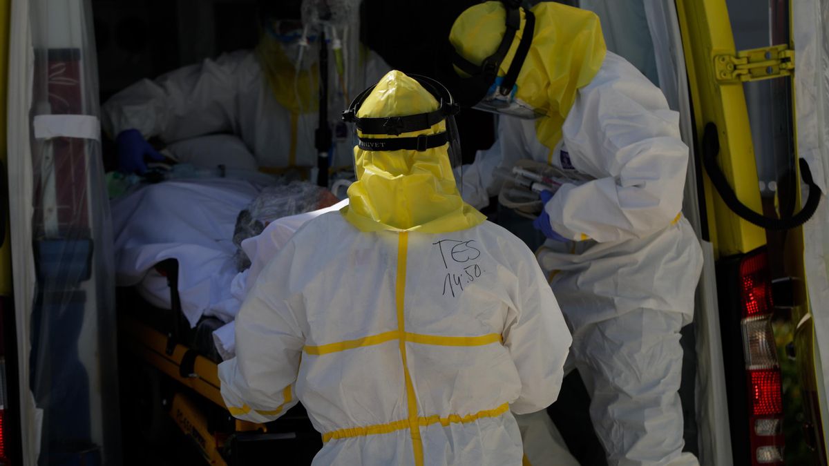 Varios sanitarios trasladan a un paciente.