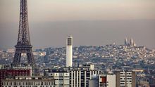Vista general de la densa neblina sobre la basílica del Sacre Coeur de París, Francia.