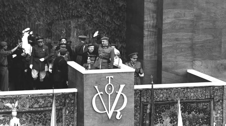 El dictador Francisco Franco saluda a las tropas en lo que su régimen denominó el "Desfile de la victoria", en mayo de 1939 en Madrid