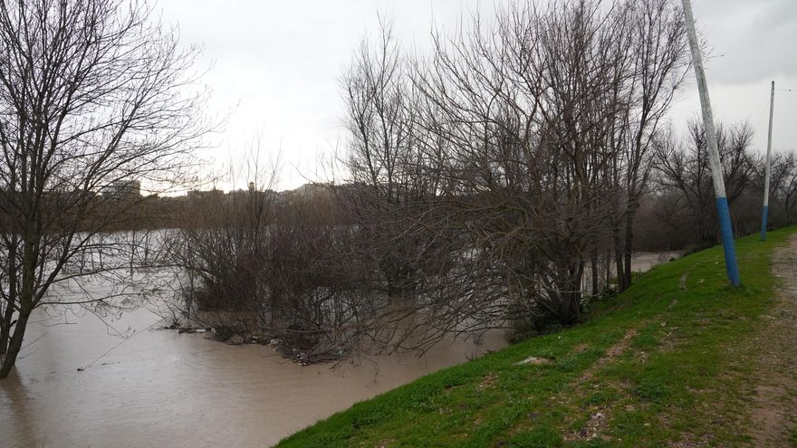 Crecida del río por la zona del Arenal