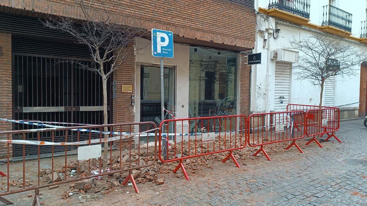 Restos del balcón sobre la calle.