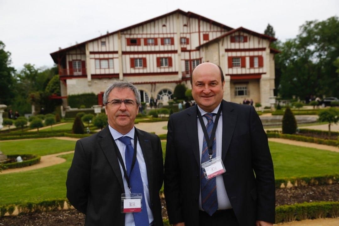 2018. En Cambo-les-bains en un acto con motivo del final de ETA. A su lado, el responsable de Organización del PNV, Joseba Aurrekoetxea.