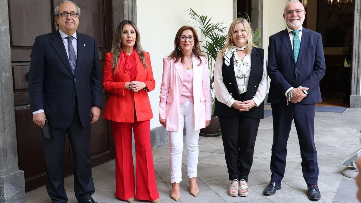 Lola Padrón,  Diputada del Común, adjuntos  de la institución y secretario.