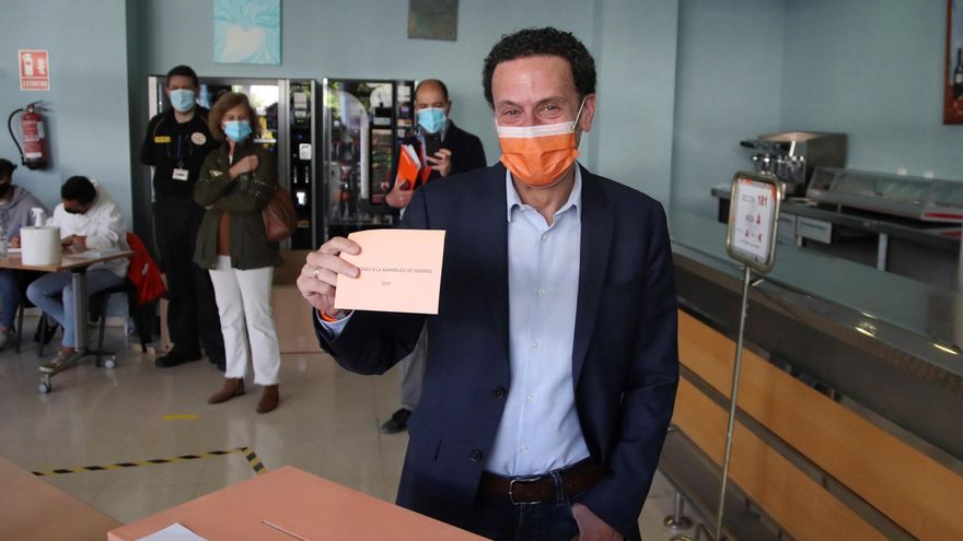El candidato de Ciudadanos, Edmundo Bal, votando en Madrid