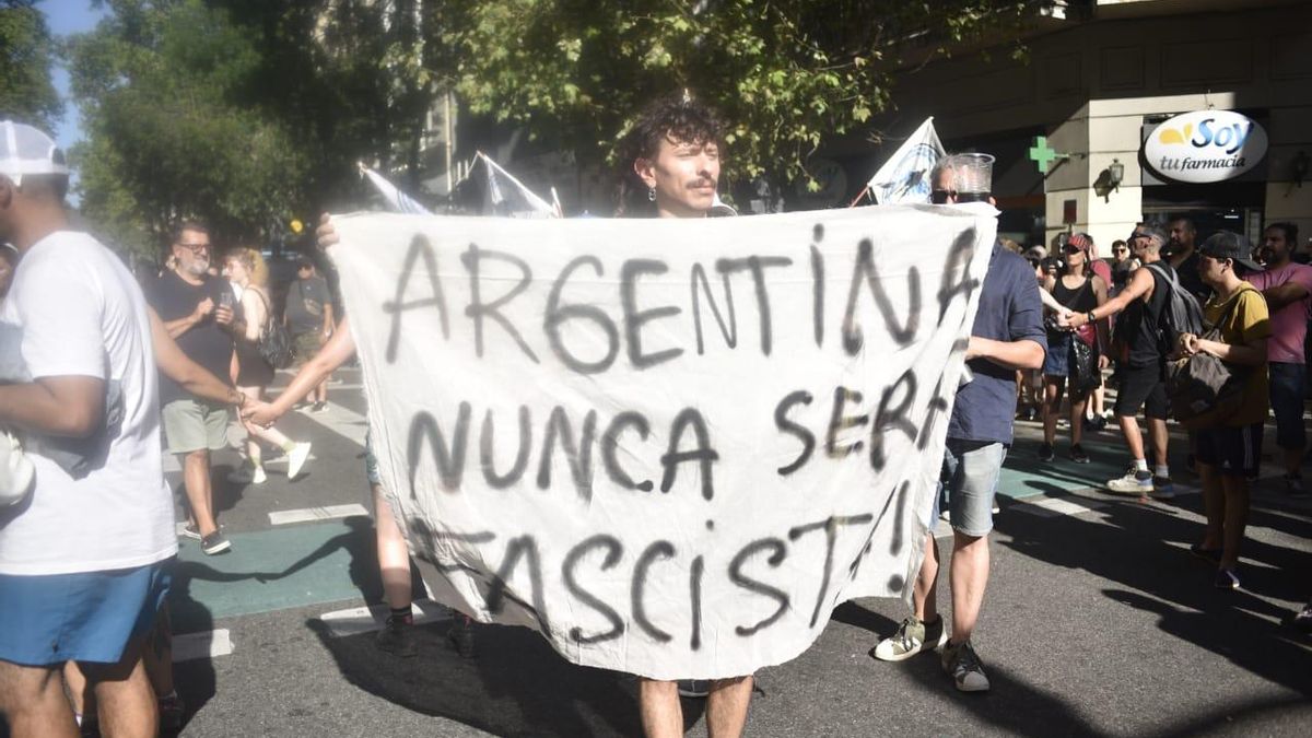 La marcha antifascista del año pasado reunió a miles de personas para repudiar los dichos de Javier Milei.