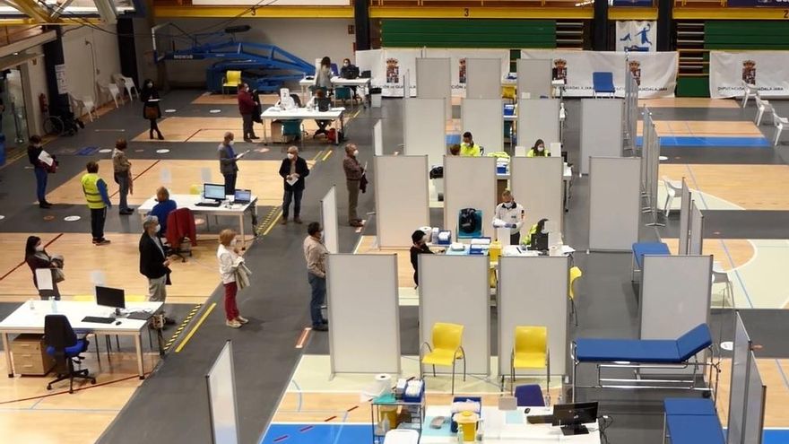 Vacunaciones masivas en Guadalajara para "recaptar" a mayores de 70 años en un polideportivo, sábado y domingo