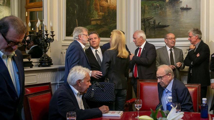 Page acude a un acto con Alfonso Guerra y Felipe González en plena marea interna del PSOE y con la investidura pendiente