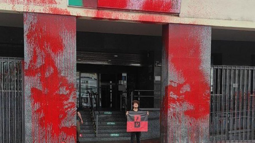 Futuro Vegetal tiñe de rojo una sede de la Junta de Andalucía por su "complicidad" en la desertificación de Doñana