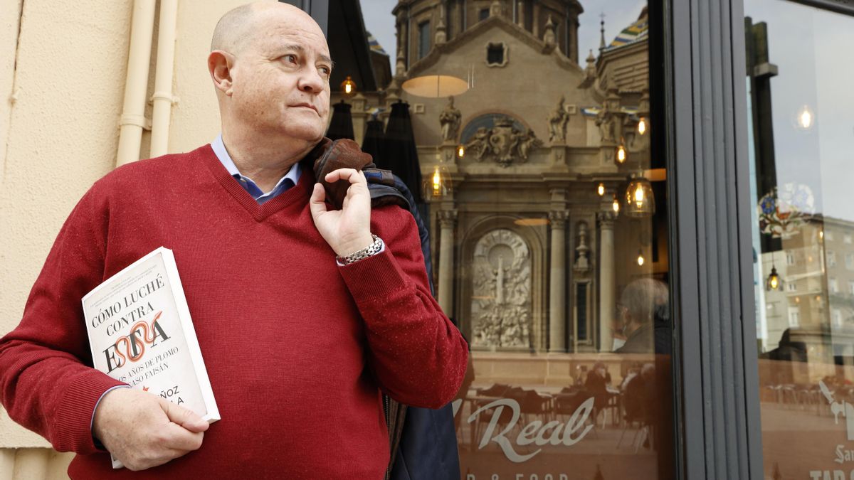 Enrique Pamies, comisario jubilado y exjefe de la Policía en el País Vasco, posa con el libro ‘Cómo luché contra ETA: De los años de plomo al caso Faisán’