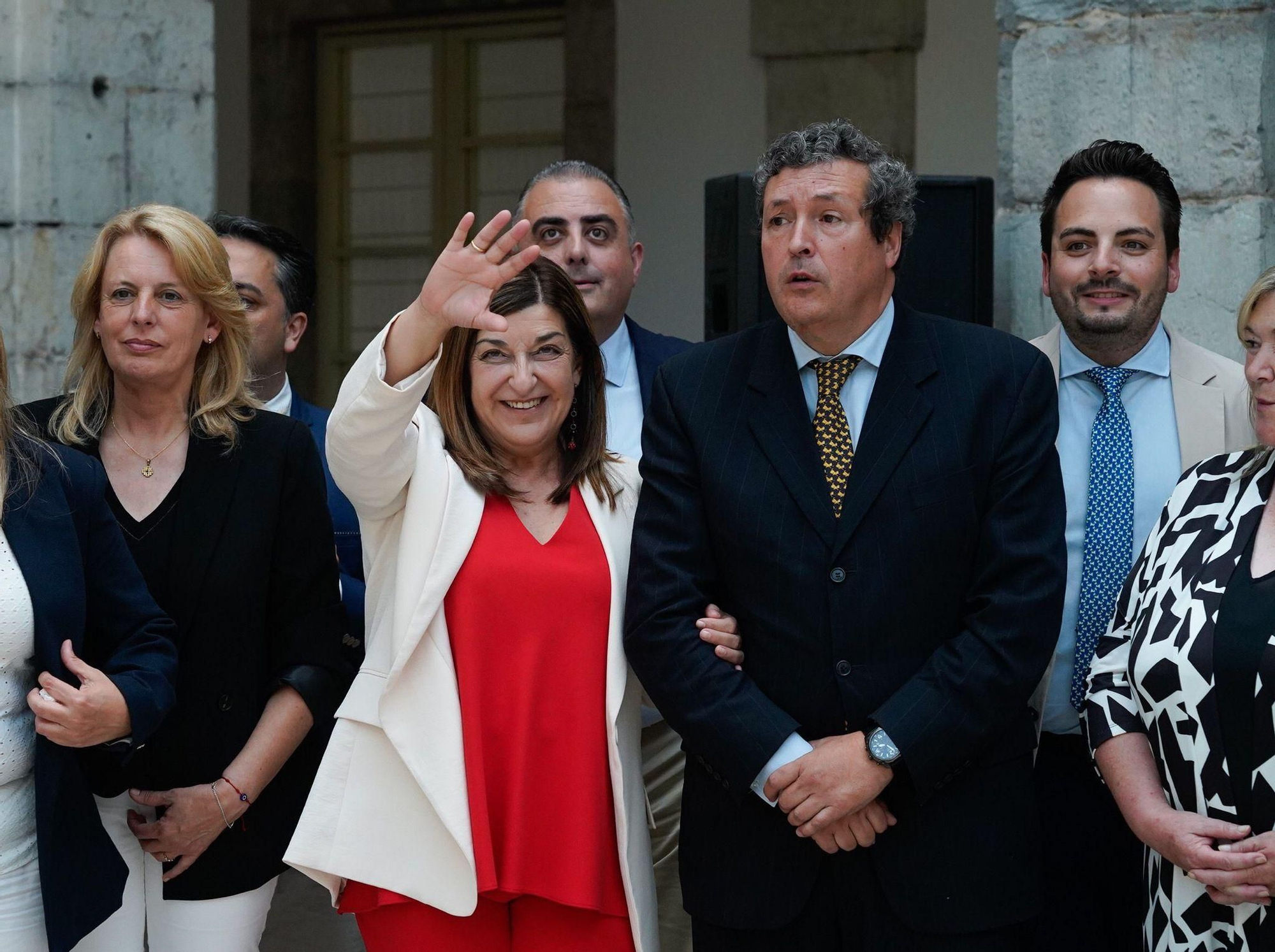 María José Sáenz de Buruaga junto a los miembros de su grupo en el Parlamento.