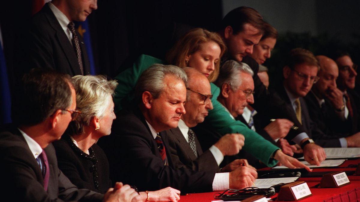 Slobodan Milosevic (centro), durante las negociaciones de los Acuerdos de Dayton.