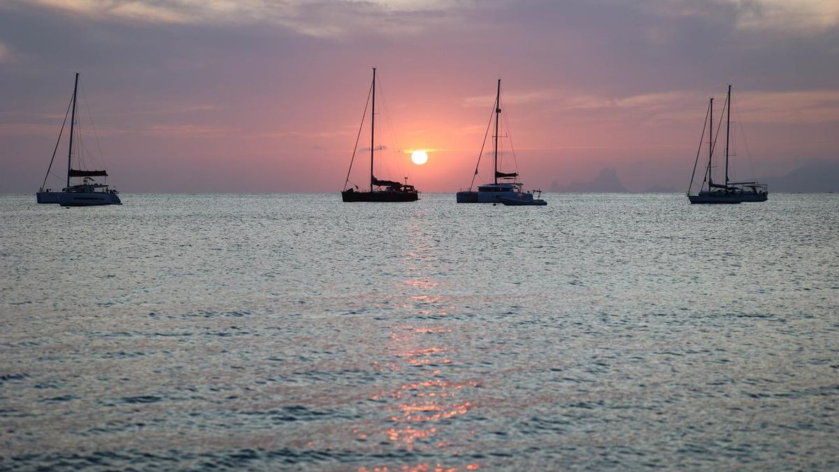 El magnetismo de la puesta de sol es uno de los grandes incentivos para abrir un negocio en la zona norte de Formentera, parte del Parc natural de ses Salines.