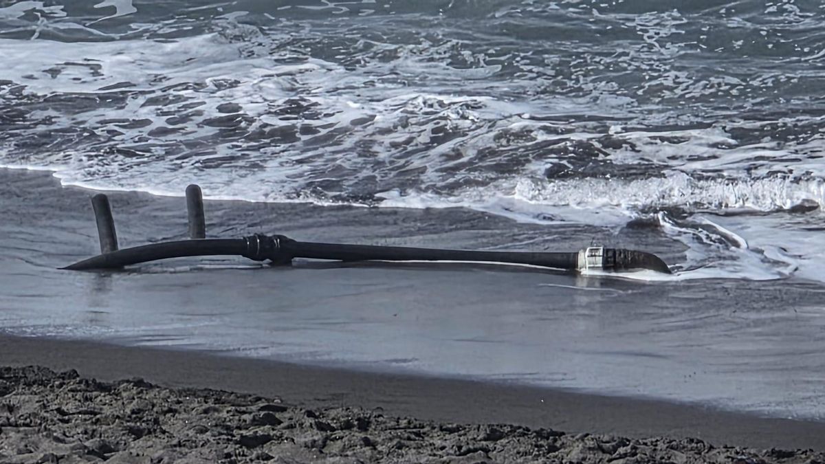 Descubierta una segunda tubería 'misteriosa' de gran tamaño en la arena de Playa Jardín, que estuvo cerrada un año por aguas fecales
