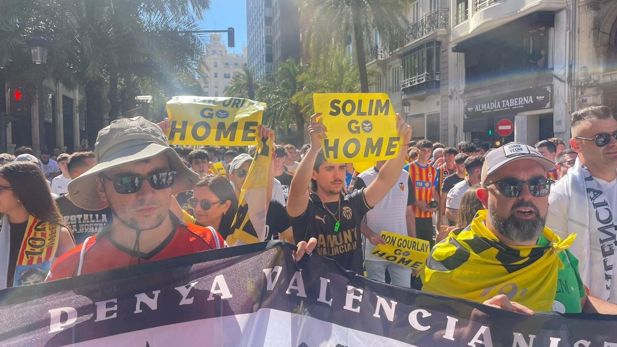 Protestas contra el máximo accionista, Peter Lim.