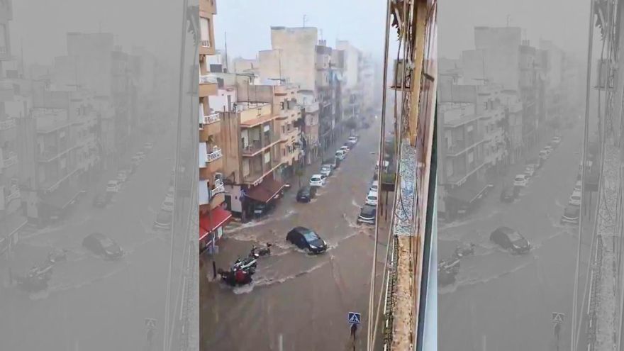 La borrasca Laurence inunda las calles de la localidad murciana de Águilas, arrastra vehículos y obliga a rescates aéreos