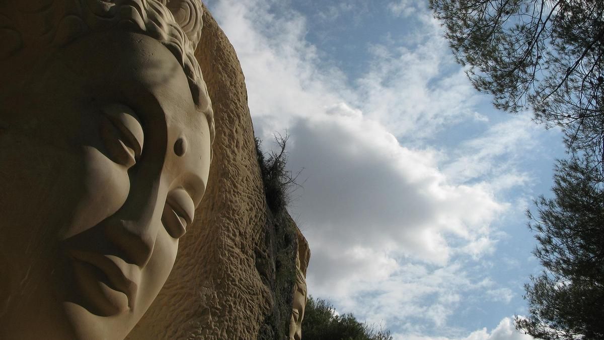 La peculiar ruta de senderismo de Cuenca con una veintena de esculturas monumentales talladas junto a un embalse