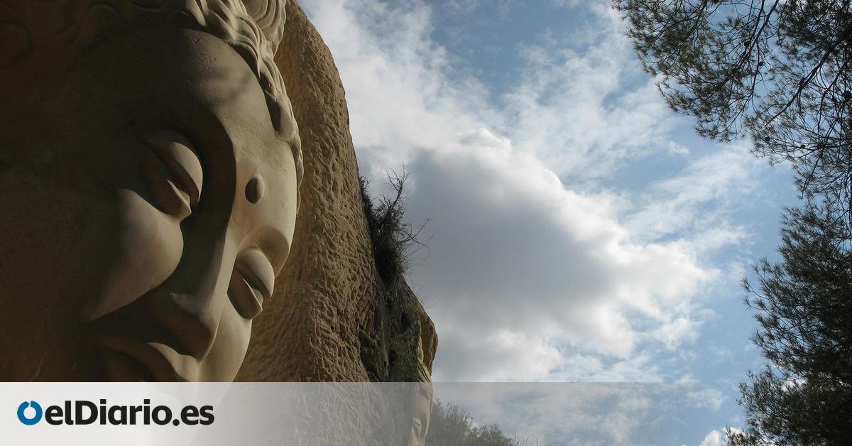 La peculiar ruta de senderismo de Cuenca con una veintena de esculturas monumentales talladas junto a un embalse