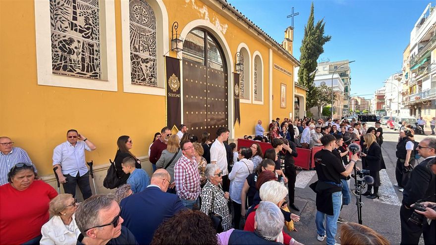 Público congregado para ver la salida de La Soledad este Viernes Santo.