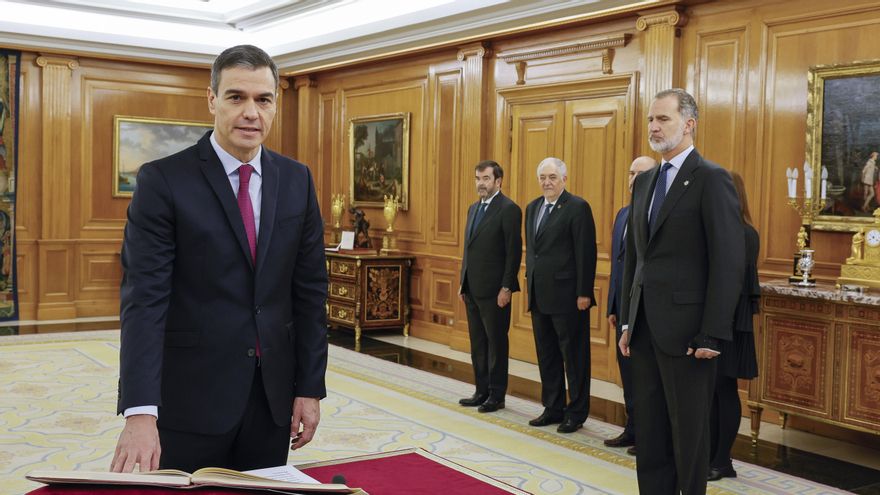 Pedro Sánchez (i) promete su cargo de presidente del Gobierno ante el rey Felipe VI (d) y un ejemplar de la Constitución, este viernes en el Salón de Audiencias del Palacio de la Zarzuela en Madrid.