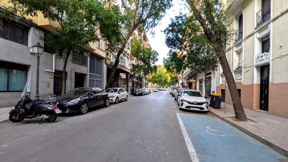 Entrada a los pisos junto al garaje y una vista de la calle
