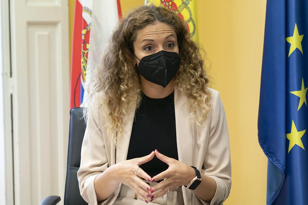 La delegada del Gobierno apuesta por la coordinación entre administraciones para combatir la pandemia.