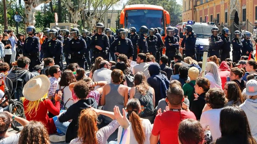 Camino de una década esperando: el juicio contra el bloqueo del autobús de HazteOír en Sevilla, otra vez suspendido